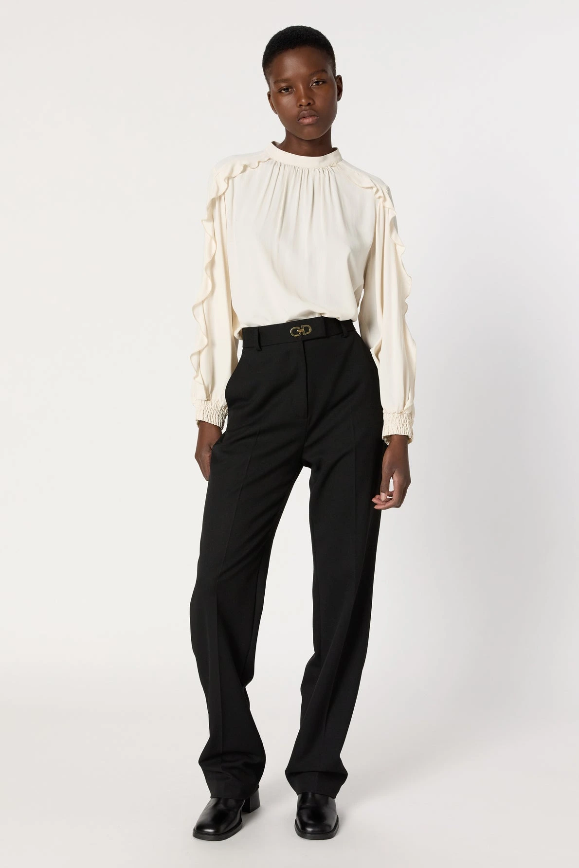 Pantalon-droit-a-monogramme-dore-CAROLINE-gerard-darel-maroc-total-look