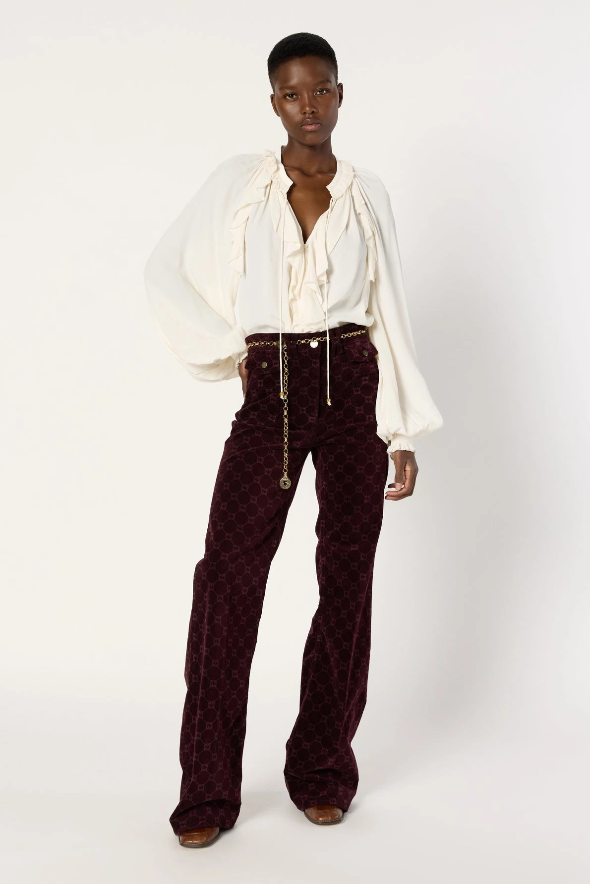 Pantalon-flare-en-velours-a-monogramme-ANNA-gerard-darel-maroc-bordeaux-total-look