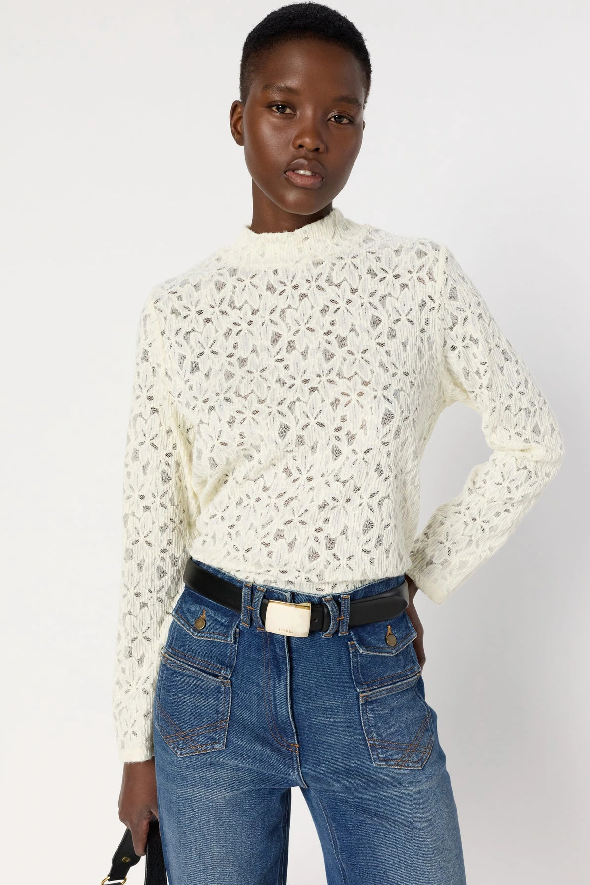 Pull-fin-a-col-montant-en-dentelle-HARMONIE-gerard-darel-maroc-ecru-portee