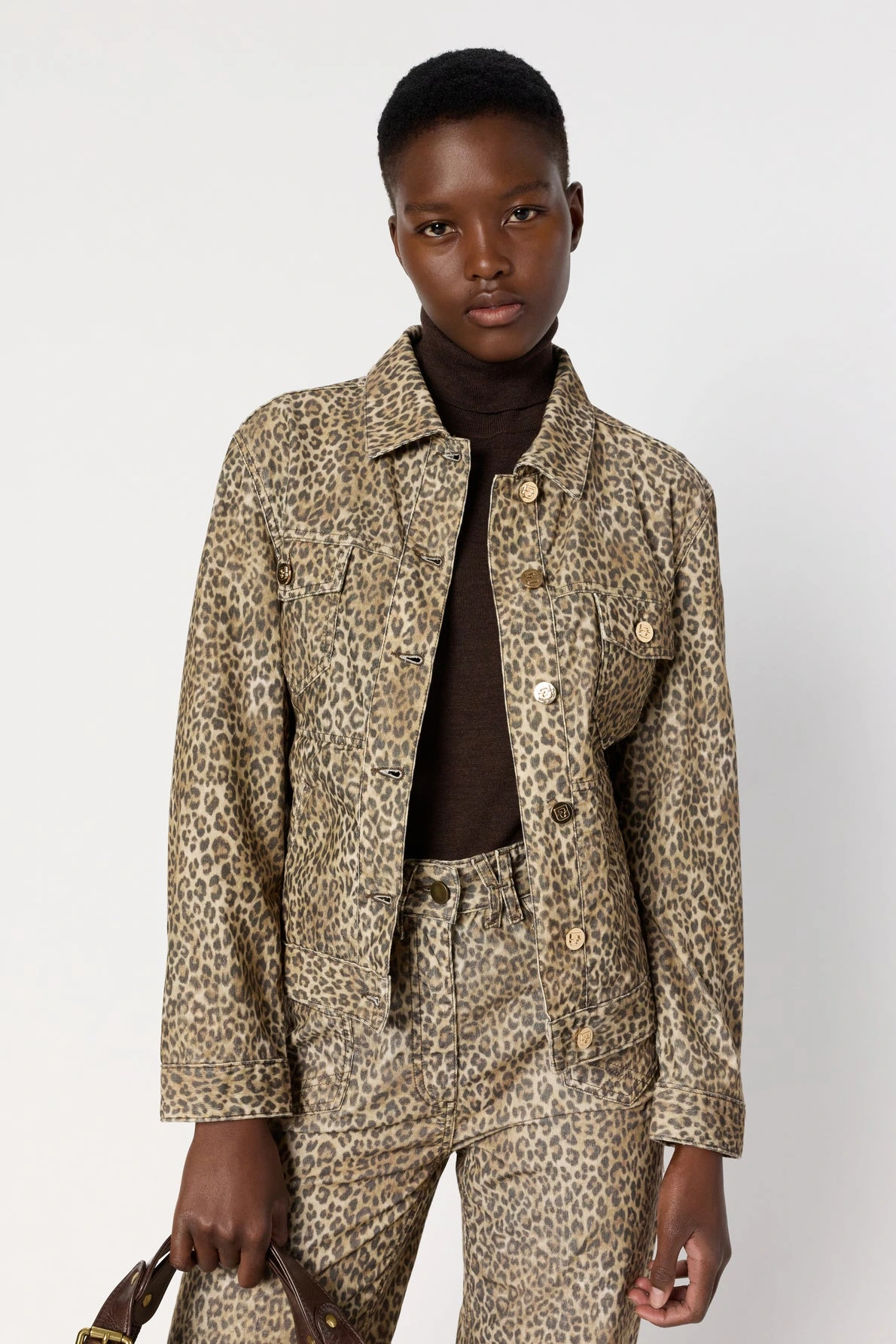 Veste-courte-en-velours-leopard-NERINE-gerard-darel-maroc-portee
